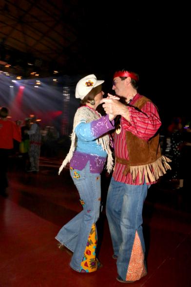 Baile de Máscaras de Carnaval - Imagen de una pareja disfrazada bailando en la pista.