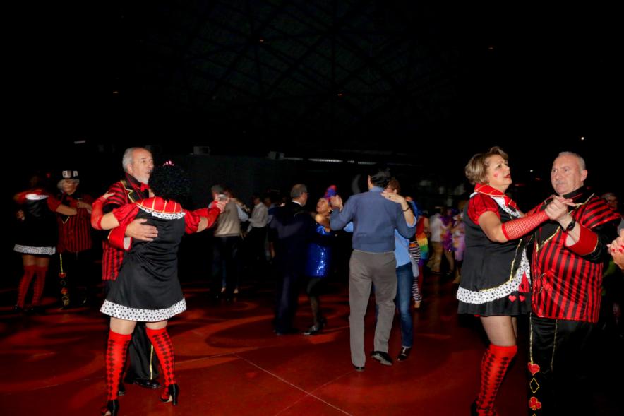 Baile de Máscaras de Carnaval - Imagen de vista general de la pista de baile donde podemos ver a varias parejas.