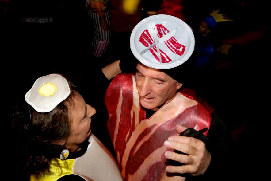 Baile de Máscaras de Carnaval - Imagen de una pareja disfrazada bailando en la pista.