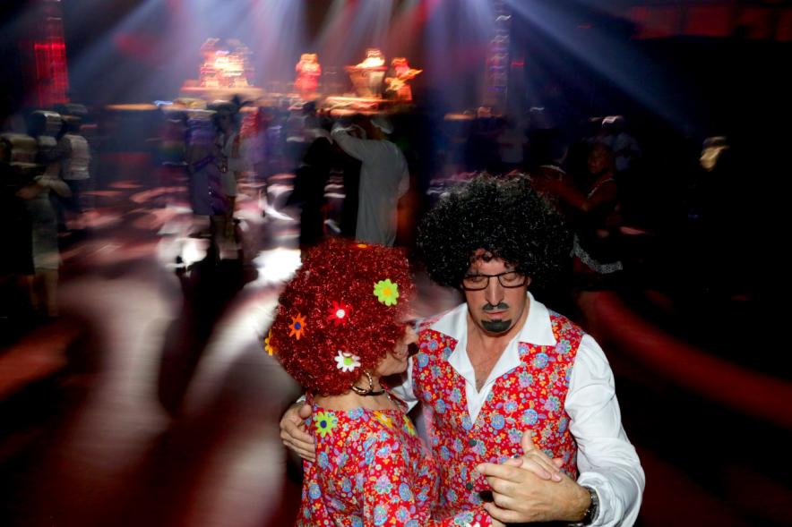 Baile de Máscaras de Carnaval - Imagen de una pareja disfrazada bailando en la pista.