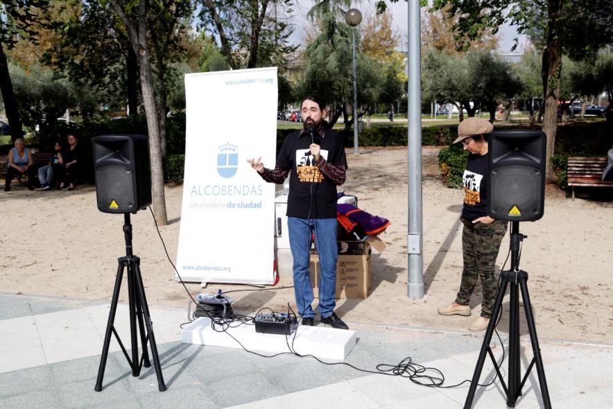 Feria de Adopción de Mascotas - Imagen de un animador presentando el evento.
