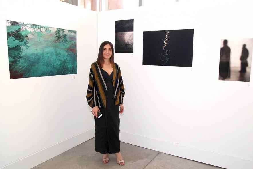 Inauguración Exposición Alumnos Master PIC.A - Imagen de una joven alumna junto su obra.