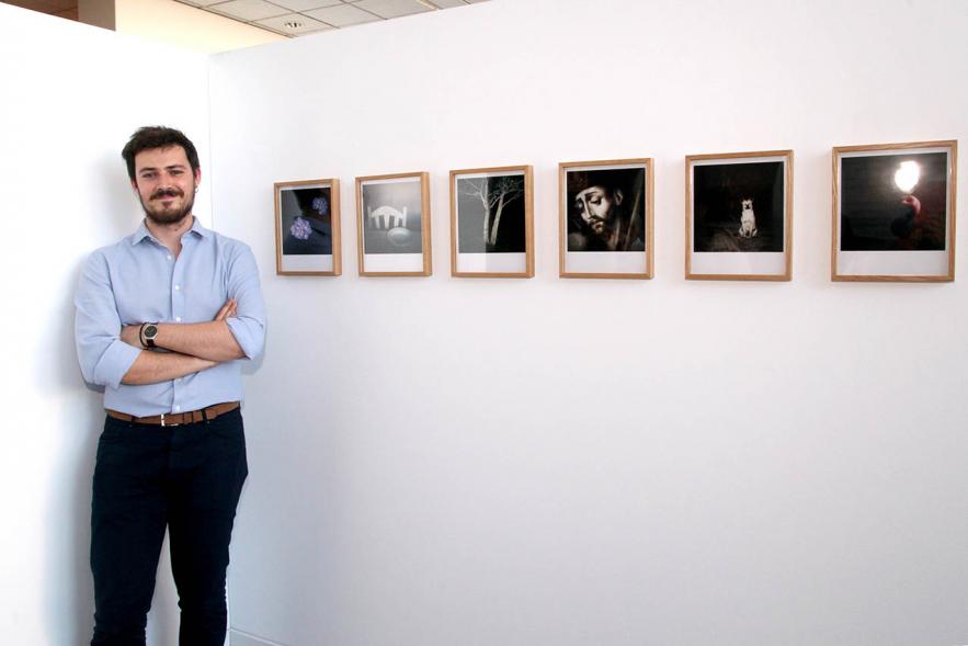 Inauguración Exposición Alumnos Master PIC.A - Imagen de un alumno junto a su obra fotográfica.