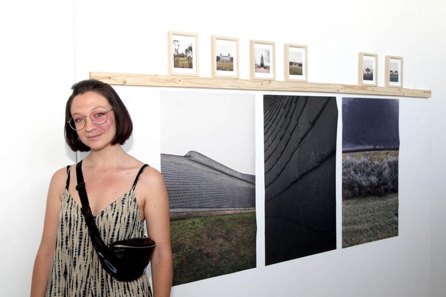 Inauguración Exposición Alumnos Master PIC.A - Imagen de una joven alumna junto su obra.