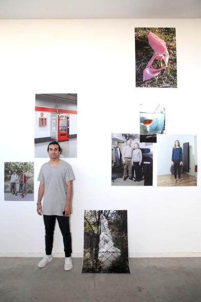 Inauguración Exposición Alumnos Master PIC.A - Imagen de un alumno junto a su obra .