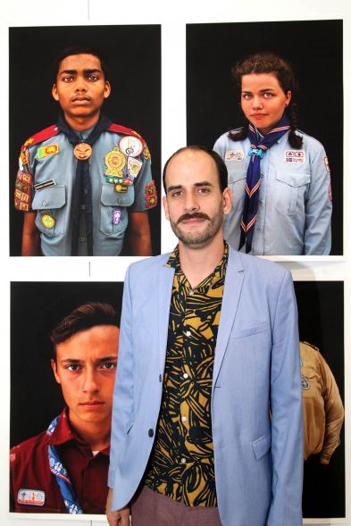 Inauguración Exposición Alumnos Master PIC.A - Imagen de un joven alumno frente a su obra mural.