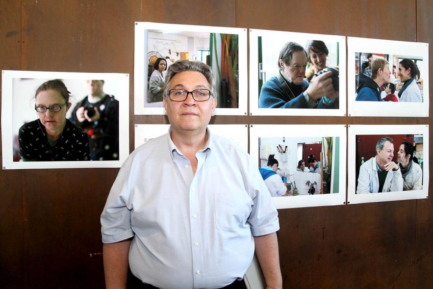 Inauguración Exposición Alumnos Master PIC.A -  Imagen de un alumno junto a su obra fotográfica.