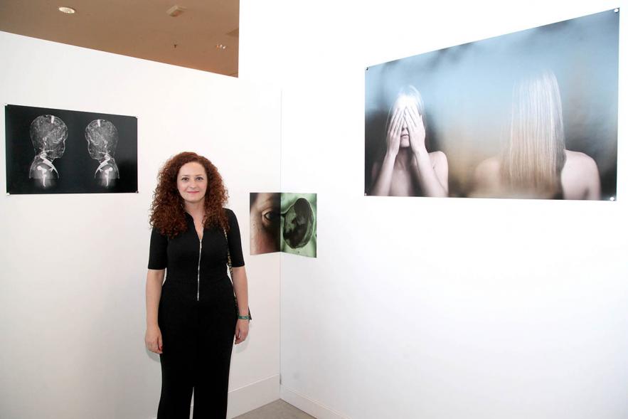 Inauguración Exposición Alumnos Master PIC.A - Imagen de una joven alumna junto su obra.