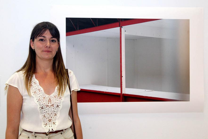 Inauguración Exposición Alumnos Master PIC.A - Imagen de una joven alumna junto su obra