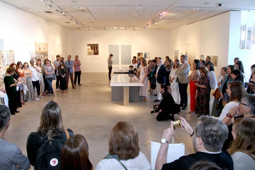 Inauguración Exposición Alumnos Master PIC.A - Panorámica de la exposición con las autoridades municipales, los invitados y los alumnos.