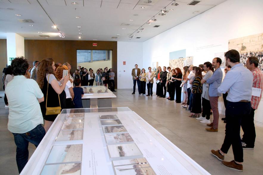 Inauguración Exposición Alumnos Master PIC.A - Plano general de la exposición los alumnos e invitados.