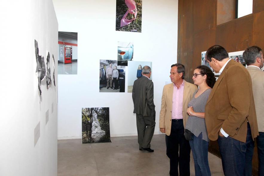 Inauguración Exposición Alumnos Master PIC.A - Imagen del alcalde García de Vinuesa, Fernando Martínez, concejal de cultura junto  a una alumna y su obra.
