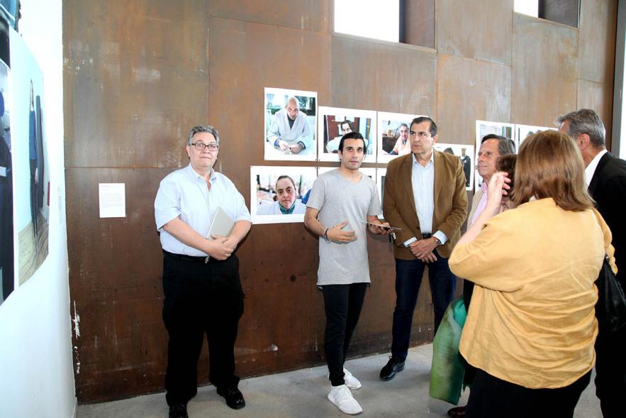 Inauguración Exposición Alumnos Master PIC.A - Plano central de las autoridades municipales junto a un alumno explicando su obra.