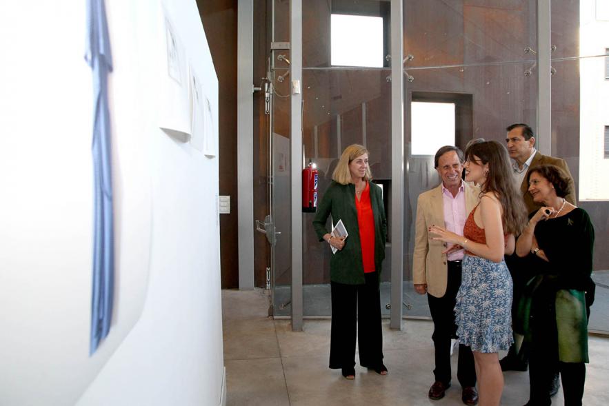 Inauguración Exposición Alumnos Master PIC.A - Imagen de una joven alumnas junto su obra, el alcalde García de Vinuesa y varias autoridades municipales.