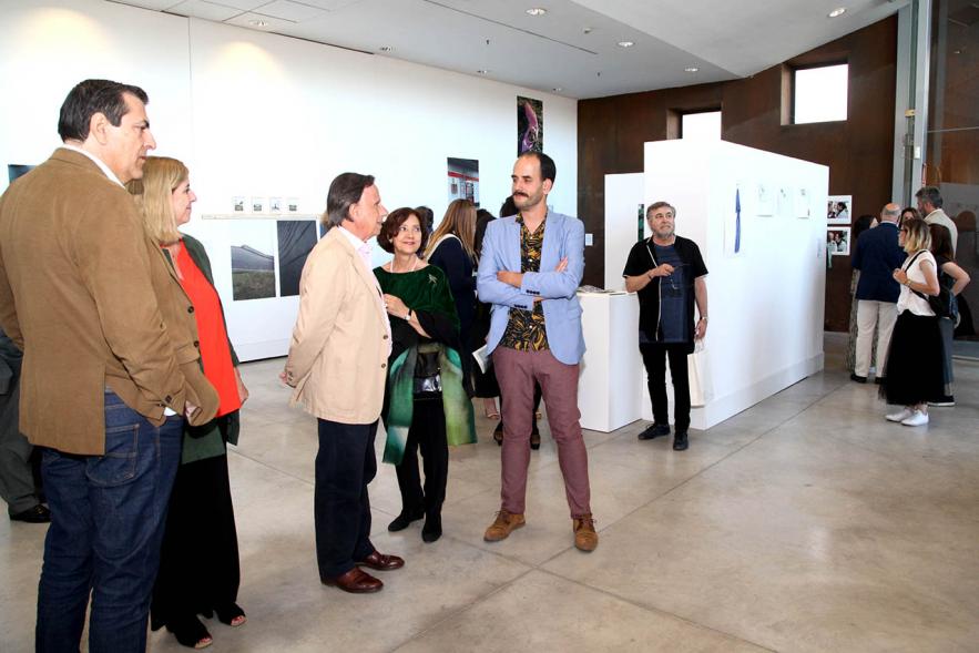 Inauguración Exposición Alumnos Master PIC.A - Imagen del alcalde García de Vinuesa, Fernando Martínez, concejal de cultura junto  a un alumno y su obra.