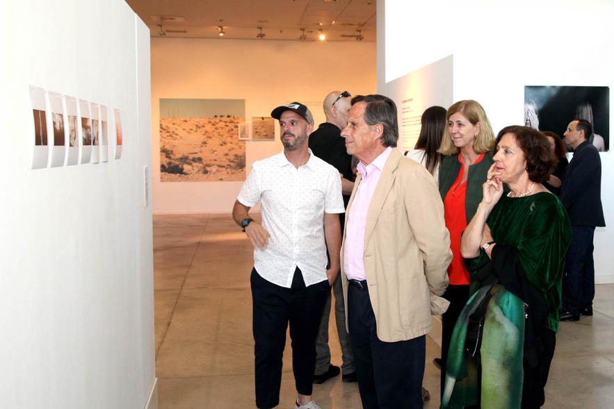 Inauguración Exposición Alumnos Master PIC.A - Imagen de un alumno junto a su obra rodeado del alcalde  García de  Vinuesa y los invitados.
