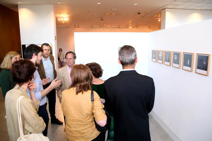 Inauguración Exposición Alumnos Master PIC.A - Imagen de un alumno junto a su obra rodeado del alcalde  García de  Vinuesa y los invitados.