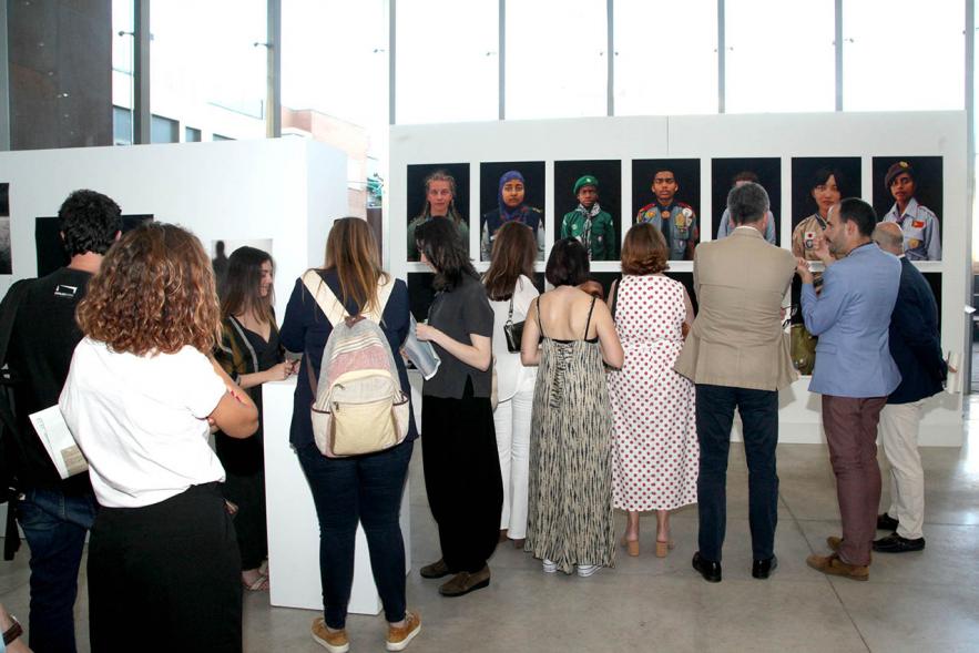Inauguración Exposición Alumnos Master PIC.A - Plano posterior de los visitantes contemplando las fotografías.