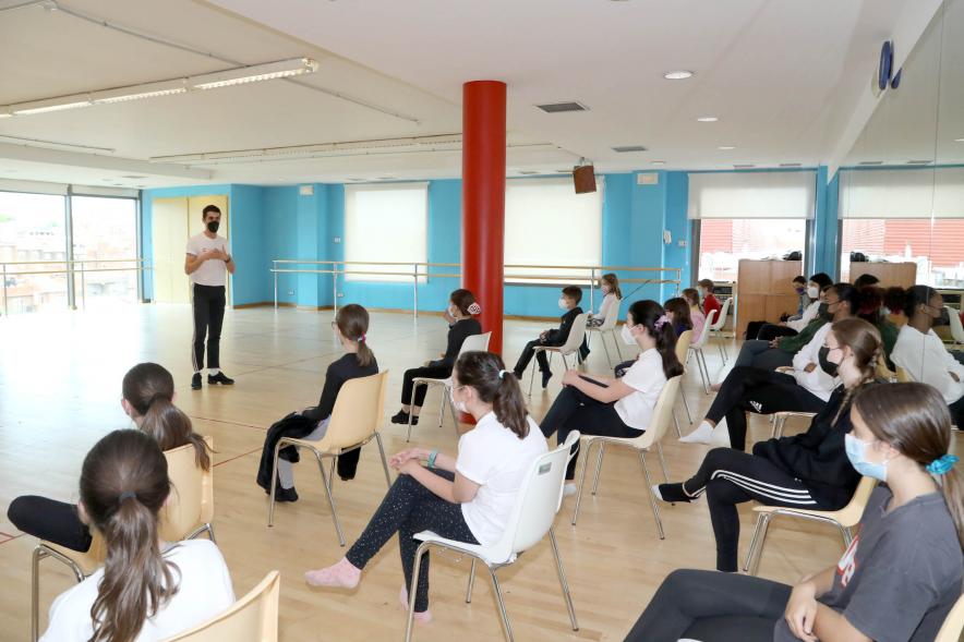 Bailarinas recibiendo una masteclass de Marcos Montes .