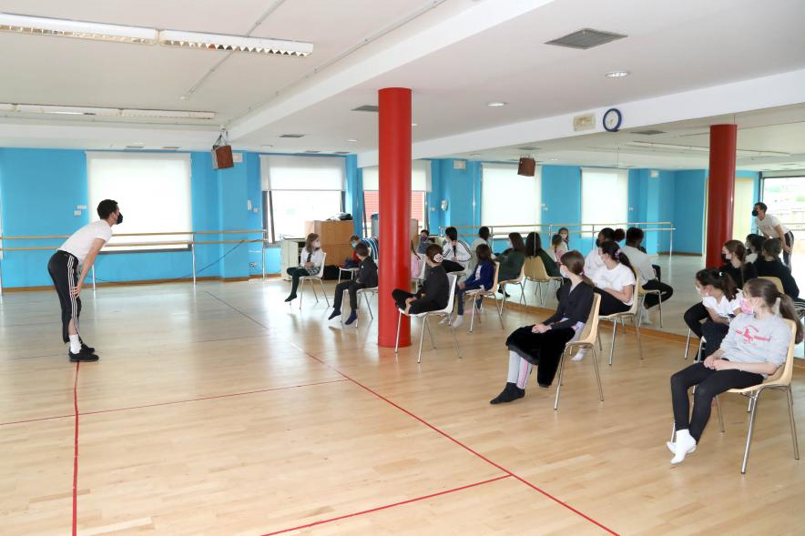 Bailarinas recibiendo una masteclass