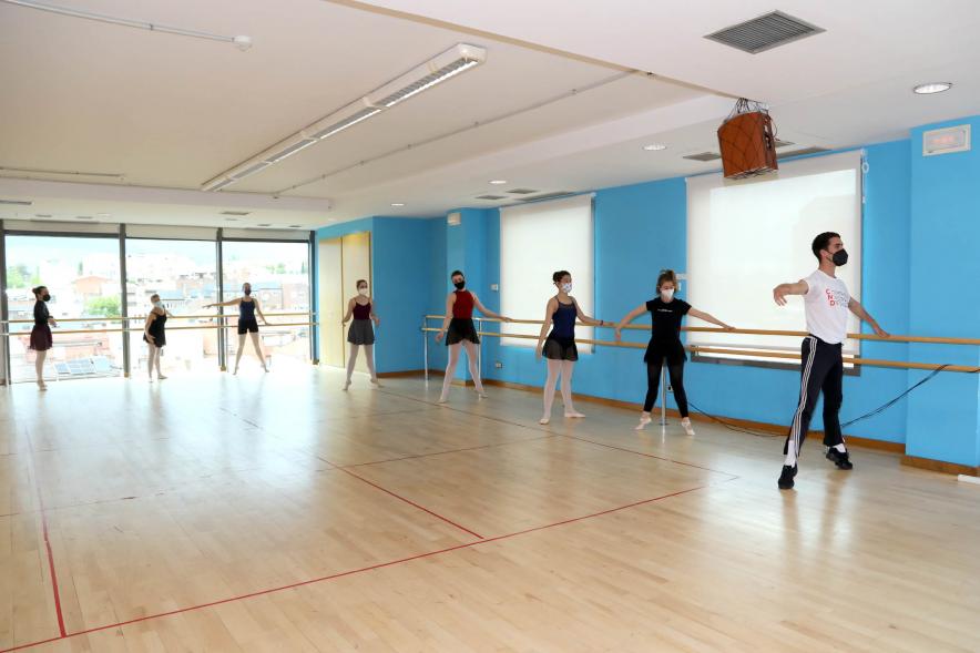 Bailarinas recibiendo una masteclass de Marcos Montes .
