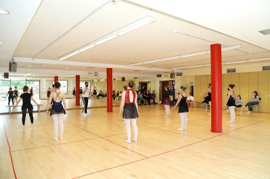 Bailarinas recibiendo una masteclass de Marcos Montes .