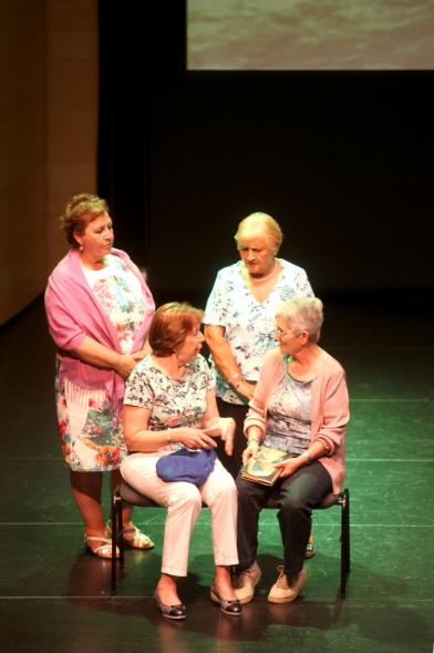 Semana del Mayor 2017 - Inauguración XXª Semana de las Personas Mayores - Imagen de cuatro señoras mayores en el escenario.