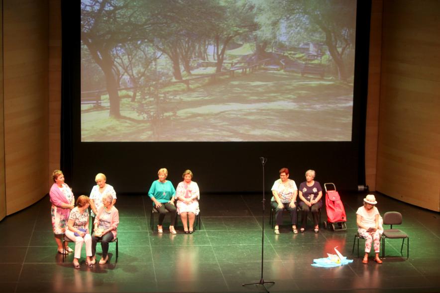 Semana del Mayor 2017 - Inauguración XXª Semana de las Personas Mayores - Imagen de varios grupos de señoras mayores en el escenario.