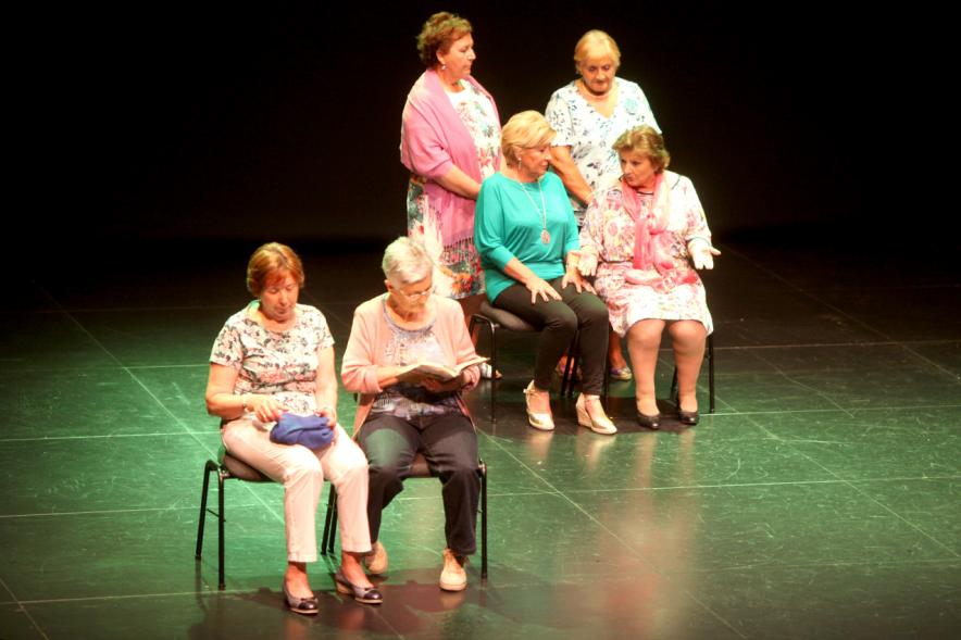 Semana del Mayor 2017 - Inauguración XXª Semana de las Personas Mayores - Imagen de varios grupos de señoras mayores en el escenario.