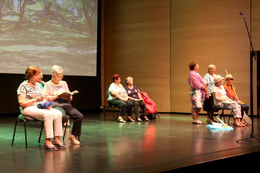 Semana del Mayor 2017 - Inauguración XXª Semana de las Personas Mayores - Imagen de varios grupos de señoras mayores en el escenario.