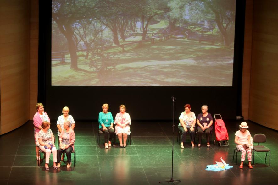 Semana del Mayor 2017 - Inauguración XXª Semana de las Personas Mayores - Imagen de varios grupos de señoras mayores en el escenario.