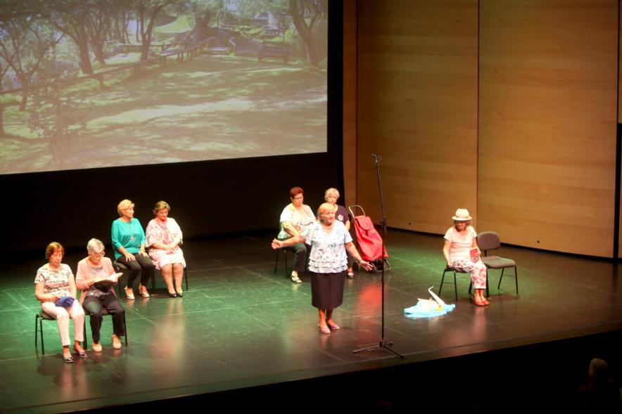 Semana del Mayor 2017 - Inauguración XXª Semana de las Personas Mayores - Imagen panorámica de varios grupos de señoras mayores en el escenario.
