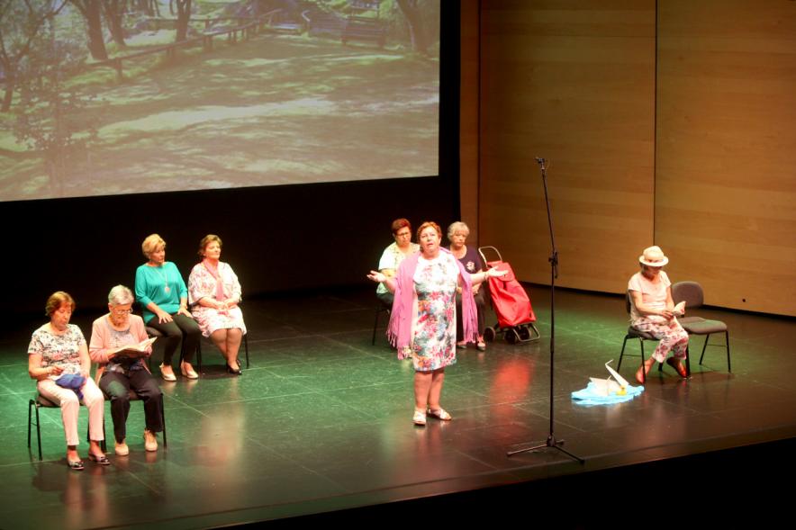 Semana del Mayor 2017 - Inauguración XXª Semana de las Personas Mayores - Imagen panorámica de varios grupos de señoras mayores en el escenario.