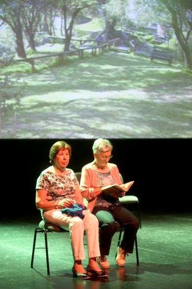 Semana del Mayor 2017 - Inauguración XXª Semana de las Personas Mayores - Imagen de dos señoras mayores en el escenario.