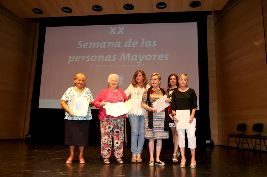 Semana del Mayor 2017 - Inauguración XXª Semana de las Personas Mayores - Imagen de señoras mayores recibiendo diplomas.