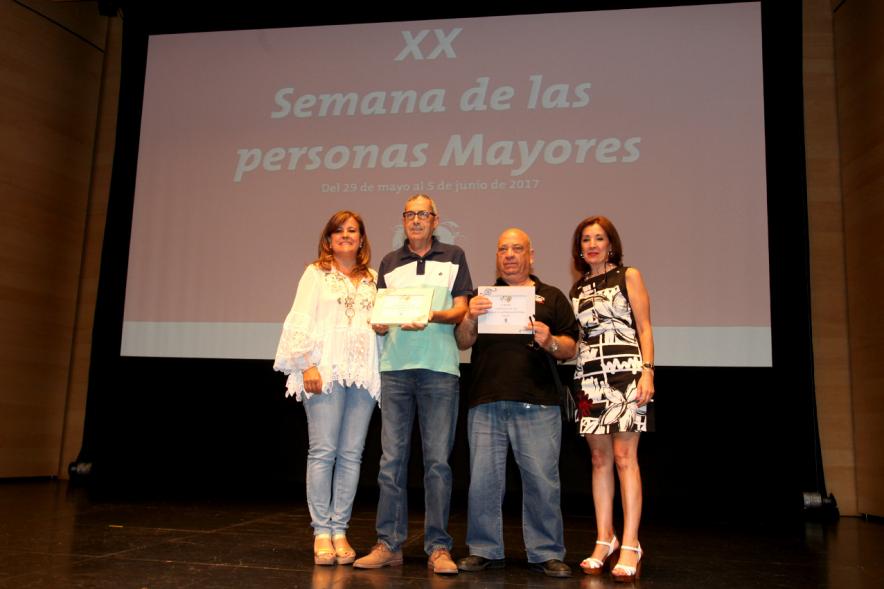 Semana del Mayor 2017 - Inauguración XXª Semana de las Personas Mayores - Imagen de señoras mayores recibiendo diplomas.