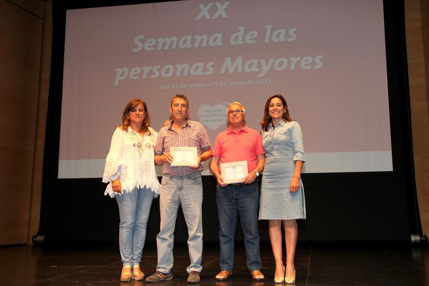 Semana del Mayor 2017 - Inauguración XXª Semana de las Personas Mayores - Imagen de señoras mayores recibiendo diplomas.