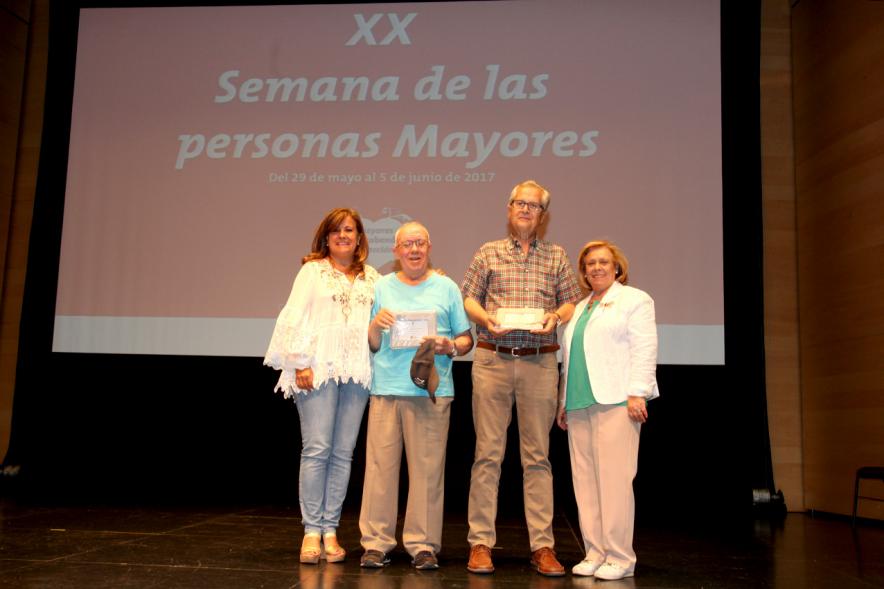 Semana del Mayor 2017 - Inauguración XXª Semana de las Personas Mayores - Imagen de señoras mayores recibiendo diplomas.