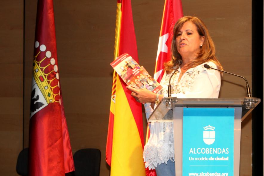 Semana del Mayor 2017 - Inauguración XXª Semana de las Personas Mayores - Imagen de persona dirigiéndose al público asistente.