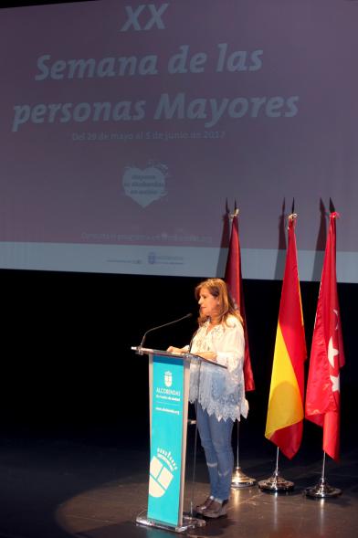 Semana del Mayor 2017 - Inauguración XXª Semana de las Personas Mayores - Imagen de persona dirigiéndose al público asistente.