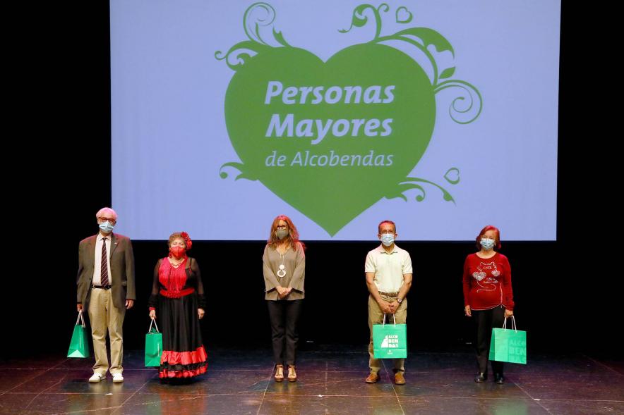 Concejala Inmaculada Puyalto con los galardonados. 