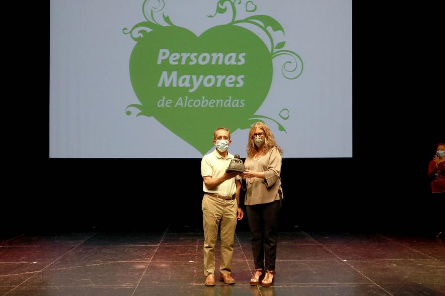 Concejala Inmaculada Puyalto.y galardonado.