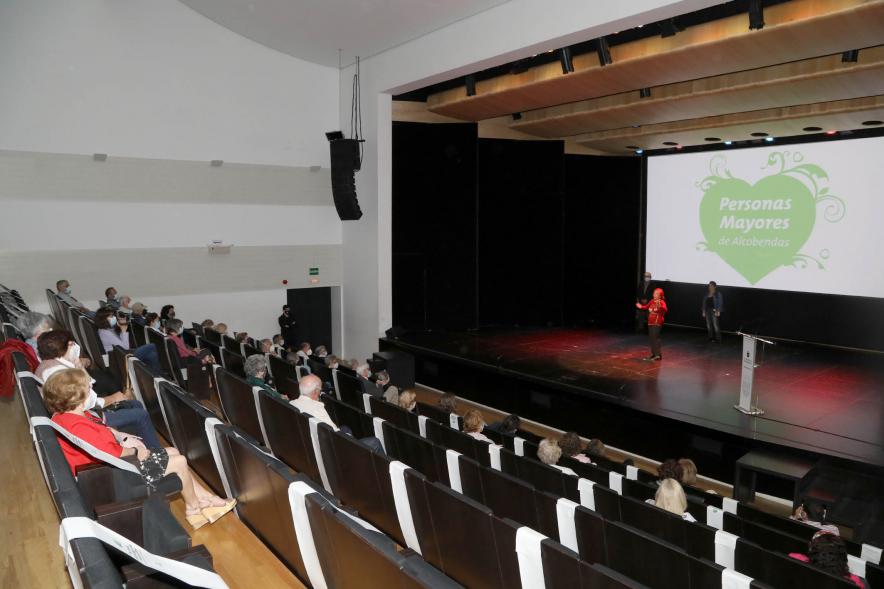 Vista general de los asistentes al evento. 