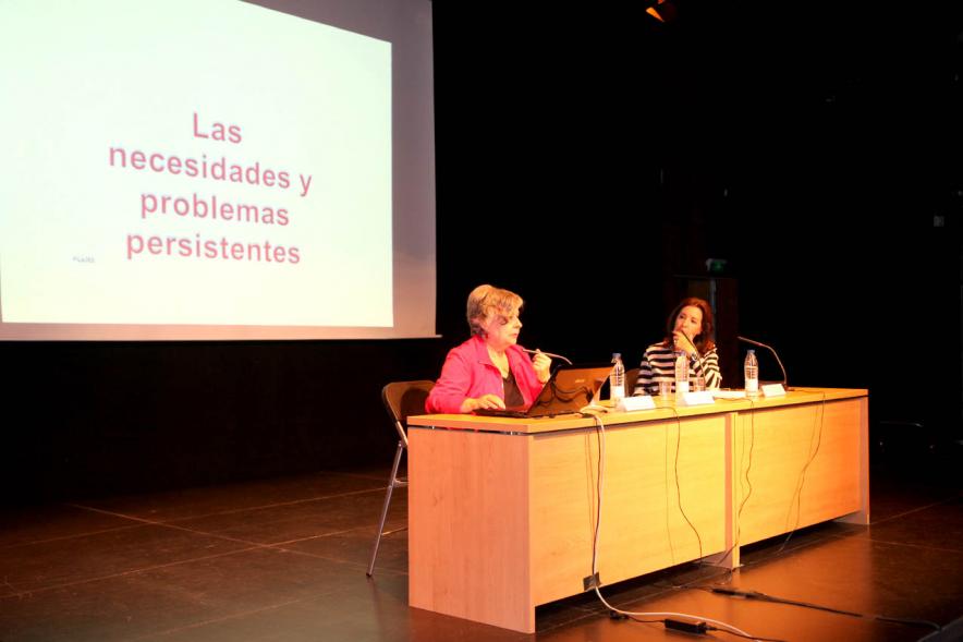 Día Internacional de las Personas Mayores - Plano lateral de la mesa de las ponentes.