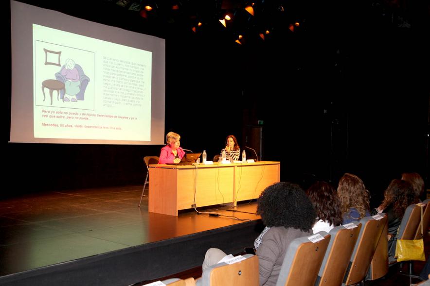 Día Internacional de las Personas Mayores - Plano lateral del escenario con las ponentes y parte del publico.