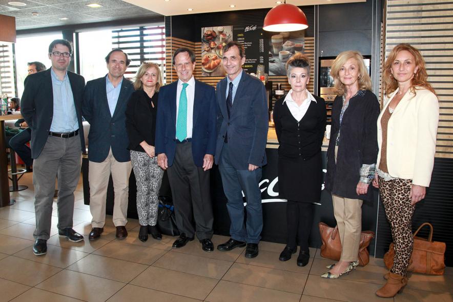 Visita al McDonald´s del Juncal - Imagen de autoridades y directivos de la empresa posando en el interior.