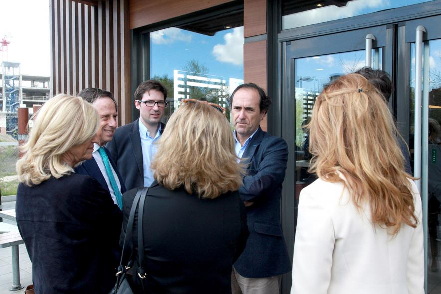 Visita al McDonald´s del Juncal - Imagen del alcalde García de Vinuesa y otras autoridades en la puerta del nuevo Mc'Donald´s.