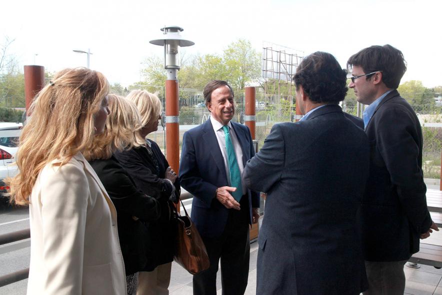 Visita al McDonald´s del Juncal - Imagen del alcalde García de Vinuesa y otras autoridades en la puerta del nuevo Mc'Donald´s.