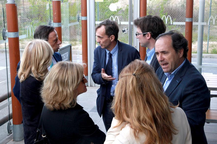 Visita al McDonald´s del Juncal - Imagen del alcalde García de Vinuesa y otras autoridades en la puerta del nuevo McDonald's.