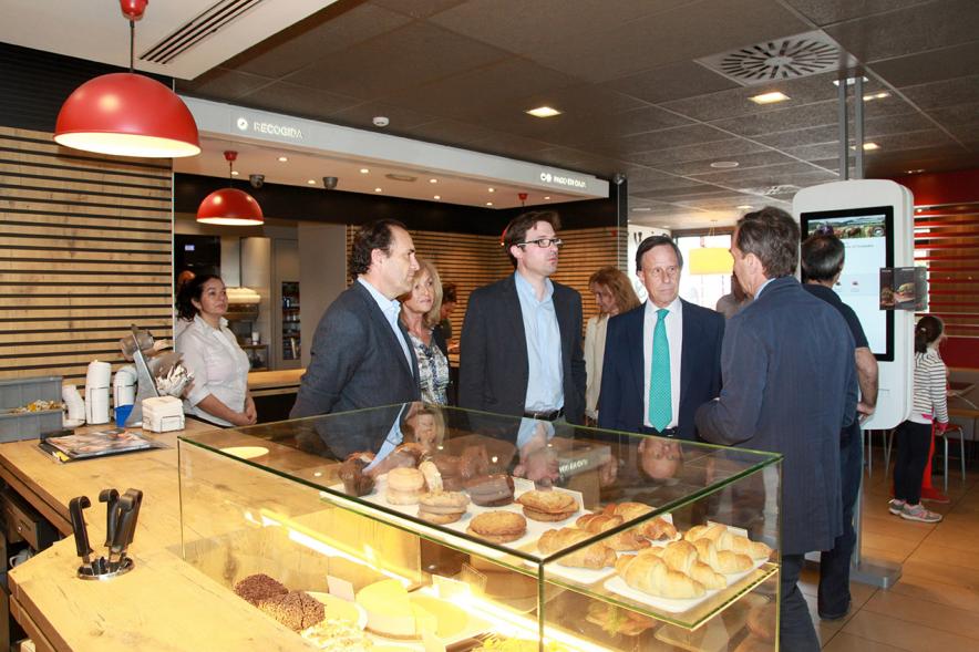 Visita al McDonald´s del Juncal - Imagen del alcalde García de Vinuesa y otras autoridades visitando el interior de las instalaciones.